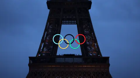 Los anillos olímpicos iluminan la Torre Eiffel durante la ceremonia de apertura de los Juegos Olímpicos de París 2024.(Foto de Jamie Squire/Getty Images) Los anillos olímpicos iluminan la Torre Eiffel durante la ceremonia de apertura de los Juegos Olímpicos de París 2024.(Foto de Jamie Squire/Getty Images)