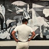 Julio Anaya Cabanding junto a su obra