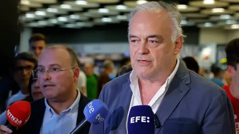 Miguel Tellado y Esteban González Pons atienden a los medios en Barajas Expulsada de Venezuela la delegación de parlamentarios del PP que viajó por las elecciones