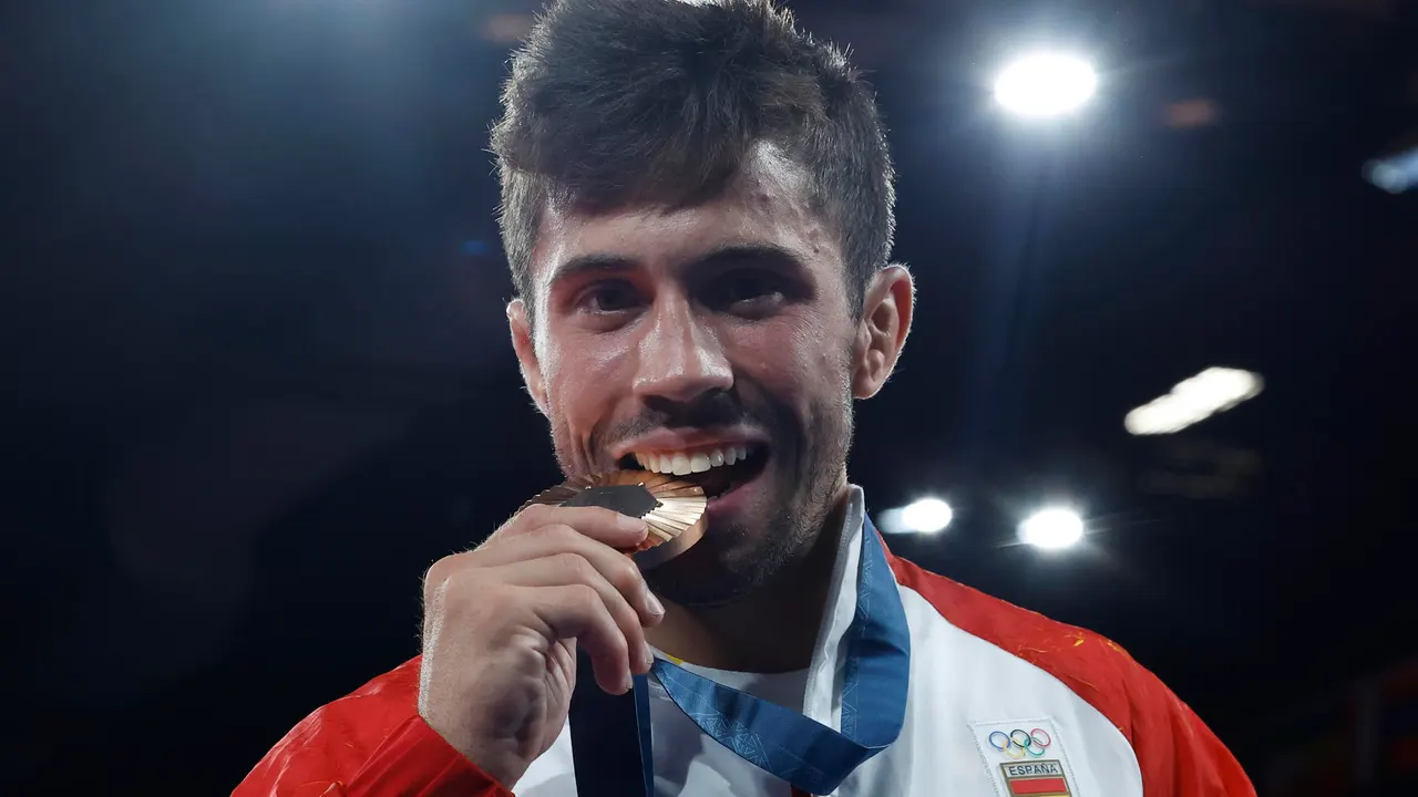 El judoca español Francisco Garrigos con la medalla de bronce al finalizar los combates de Judo -60 kg Masculino, durante los Juegos Olímpicos de París 2024 este sábado, en la capital francesa.