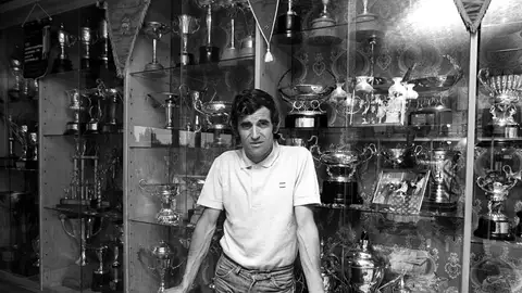 El atleta Mariano Haro posa delante de la vitrina con los premios que ha ganado a lo largo de su carrera, entre los que hay 27 títulos de Campeón de España Muere a los 84 años Mariano Haro, leyenda del atletismo español