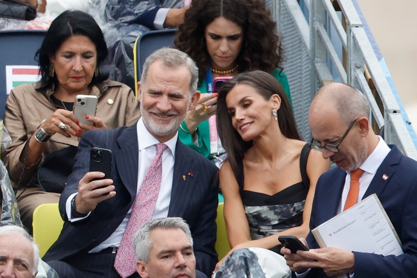 La imagen de los reyes Felipe y Letizia animando a la delegación española en los Juegos Olímpicos La imagen de los reyes Felipe y Letizia animando a la delegación española en los Juegos Olímpicos