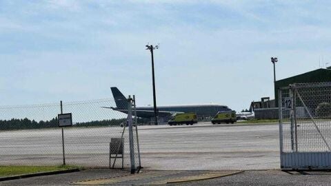 Abrazos y alegría agridulce en la llegada al aeródromo militar de Santiago de los supervivientes gallegos del &quot;Argos Georgia&quot; hundido en Malvinas 