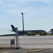 Abrazos y alegría agridulce en la llegada al aeródromo Militar de Lavacolla de los supervivientes gallegos del "Argos Gerogia" hundido en Malvinas 