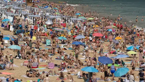 Donostiarras y visitantes abarrotan este domingo la playa de Ondarreta de San Sebastián. El paso de una DANA inyectará más calor extremo, tormentas y calima en estas zonas de España