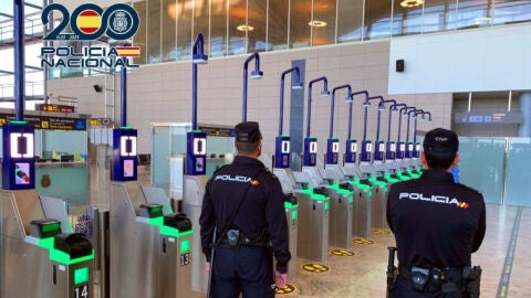 Imagen de archivo de agentes del Puesto Fronterizo del Aeropuerto Alicante-Elche.