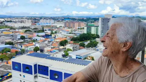 Una mujer mayor riéndose a carcajadas Una mujer mayor riéndose a carcajadas