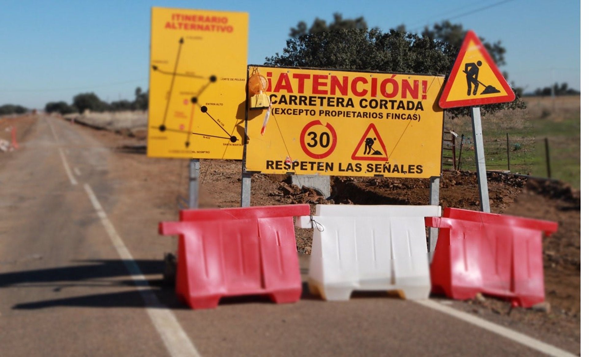 La carretera BA-155 de Villalba a Salvatierra se cortará al tráfico el 3 y del 20 al 26 de agosto La carretera BA-155 de Villalba a Salvatierra se cortará al tráfico el 3 y del 20 al 26 de agosto