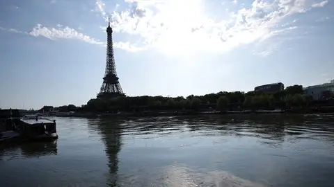 Imagen de la Torre Eiffel de París vista desde el río Sena Imagen de la Torre Eiffel de París vista desde el río Sena