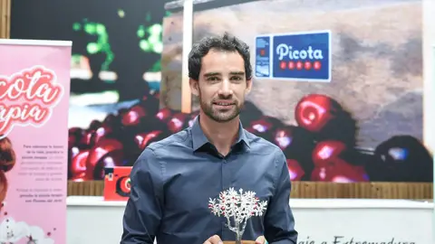 Álvaro Martín posa con el Premio a la Excelencia Picota del Jerte 2024 Álvaro Martín posa con el Premio a la Excelencia Picota del Jerte 2024