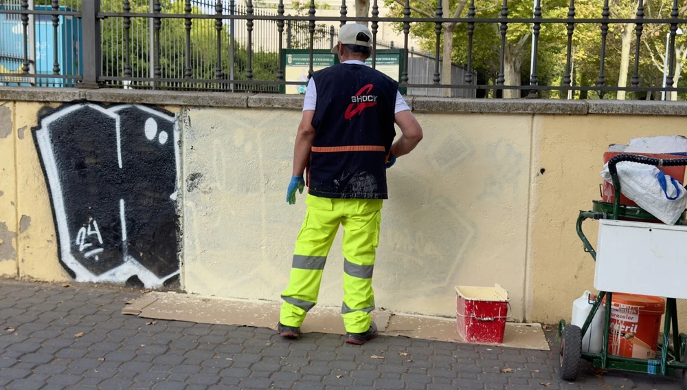 Un operario del Ayuntamiento limpiando pintadas Un operario del Ayuntamiento limpiando pintadas