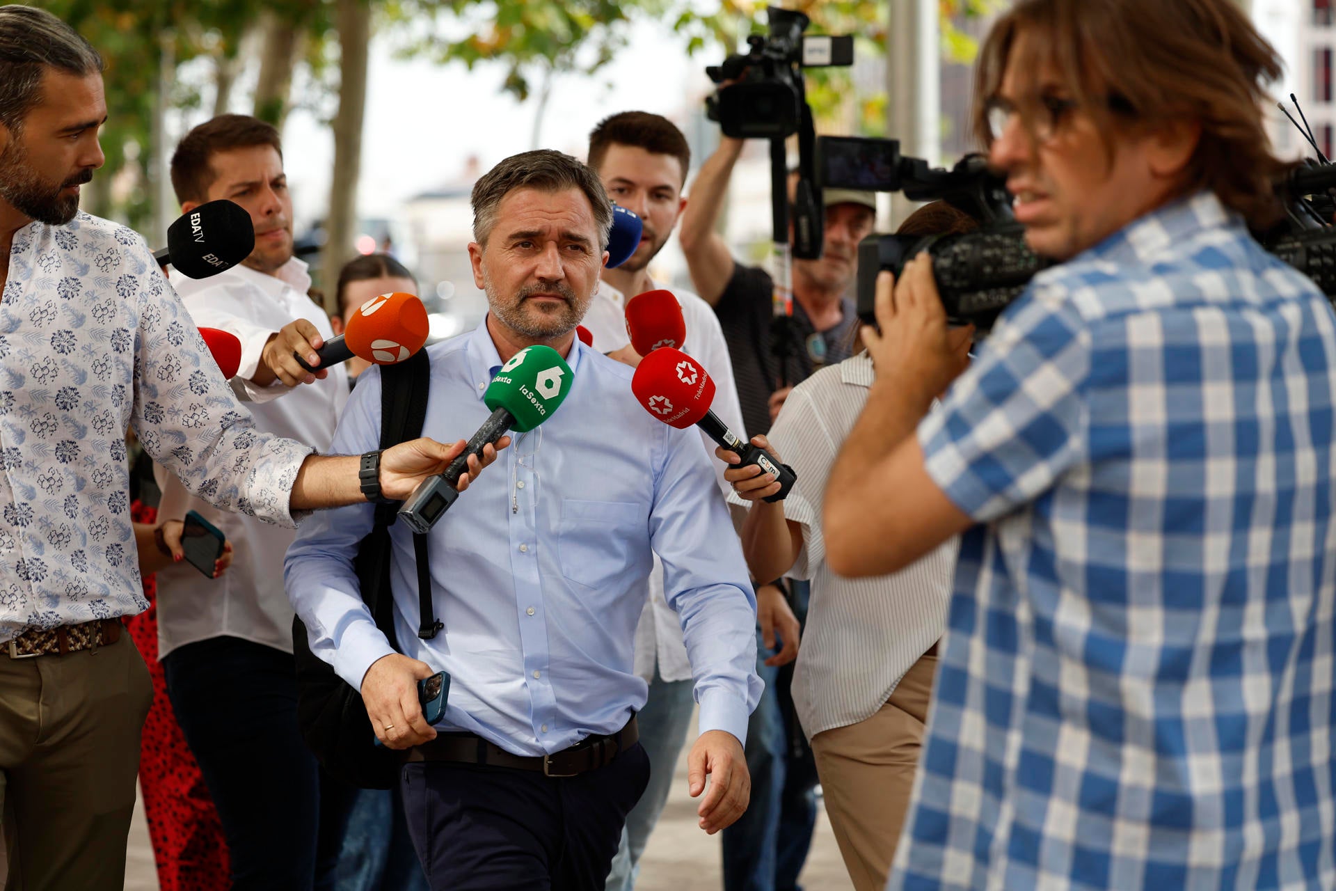 El juez del 'caso Begoña Gómez' suspende la declaración de Carlos Barrabés y vuelve a citarle el 1 de agosto El juez del 'caso Begoña Gómez' suspende la declaración de Carlos Barrabés y vuelve a citarle el 1 de agosto