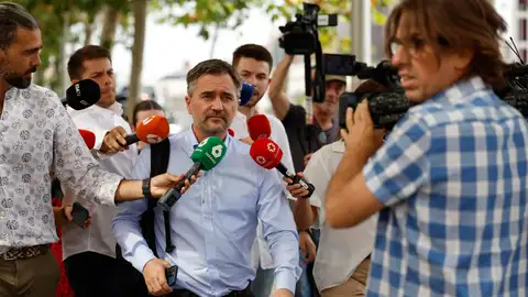 El consejero delegado de Barrabés, Luis Miguel Ciprés, sale tras ser interrogado por el juez Juan Carlos Peinado que prosigue en su investigación a Begoña Gómez, mujer del presidente del Gobierno, este lunes en Madrid. El consejero delegado de Barrabés, Luis Miguel Ciprés, sale tras ser interrogado por el juez Juan Carlos Peinado que prosigue en su investigación a Begoña Gómez, mujer del presidente del Gobierno, este lunes en Madrid.