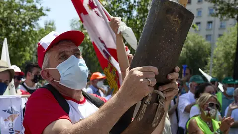 Foto de archivo- Un manifestante de la Unión de Pequeños Agricultores y Ganaderos durante la protesta por el fin de la caza del lobo en Madrid, 2021. Foto de archivo- Un manifestante de la Unión de Pequeños Agricultores y Ganaderos durante la protesta por el fin de la caza del lobo en Madrid, 2021.
