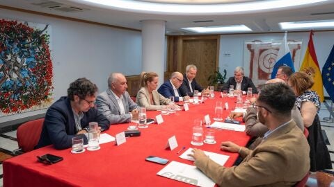 Reuni&oacute;n del pacto canario por la inmigraci&oacute;n cuyos miembros son los portavoces de los grupos en el Parlamento de Canarias