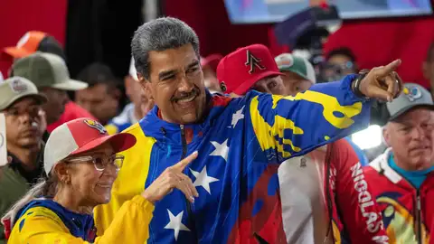 El presidente de Venezuela, Nicolás Maduro, celebra con Cilia Flores tras conocer los resultados de las elecciones presidenciales este lunes, en Caracas (Venezuela) El presidente de Venezuela, Nicolás Maduro, celebra con Cilia Flores tras conocer los resultados de las elecciones presidenciales este lunes, en Caracas (Venezuela)