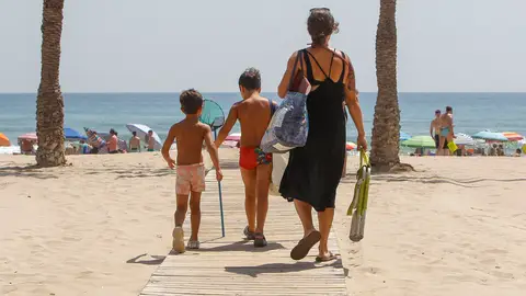 Imagen de archivo de una familia en una playa alicantina. Imagen de archivo de una familia en una playa alicantina.