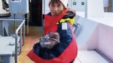 Amparo Burguillos ya está en España Amparo Burguillos ya está en España