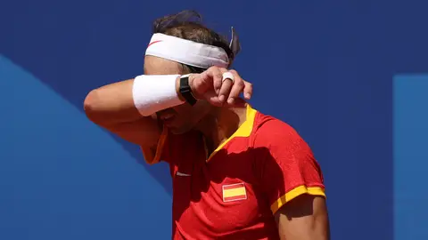 El tenista español Rafa Nadal se seca el sudor ante el serbio Novak Djokovic El tenista español Rafa Nadal se seca el sudor ante el serbio Novak Djokovic/ EFE/ Juanjo Martín