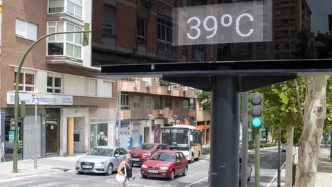 Imagen de un termómetro en las calles. El calor pone en aviso amarillo y naranja a casi toda España este martes