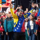 El presidente de Venezuela, Nicolás Maduro (d), celebra tras conocer los resultados de las elecciones presidenciales este lunes, en Caracas (Venezuela).