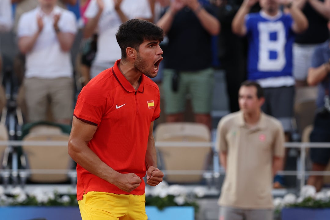 Alcaraz supera los contratiempos físicos y acelera a octavos de final de los Juegos Olímpicos Alcaraz supera los contratiempos físicos y acelera a octavos de final de los Juegos Olímpicos