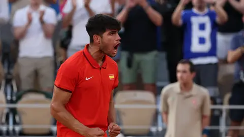 El tenista español Carlos Alcaraz celebra la victoria ante el holandés Tallon Griekspoor Alcaraz supera los contratiempos físicos y acelera a octavos de final de los Juegos Olímpicos