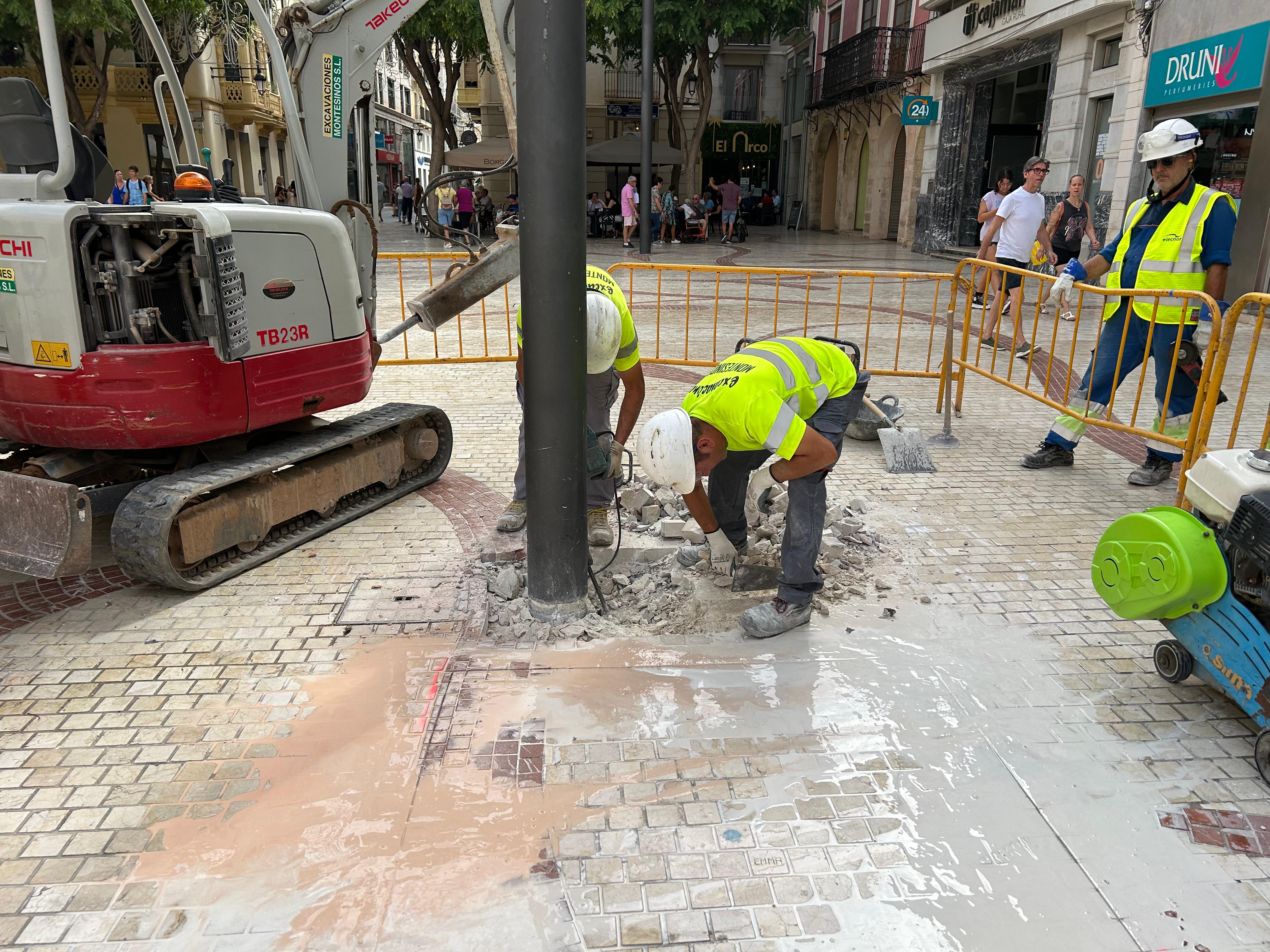 Comienza la retirada de las farolas de la Plaça de Baix de Elche para instalar unas nuevas Comienza la retirada de las farolas de la Plaça de Baix de Elche para instalar unas nuevas