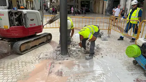 Comienza la retirada de las farolas de la Plaça de Baix de Elche para instalar unas nuevas. Comienza la retirada de las farolas de la Plaça de Baix de Elche para instalar unas nuevas.
