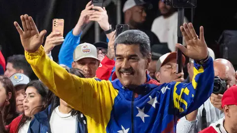 El presidente de Venezuela, Nicolás Maduro, celebra tras conocer los resultados de las elecciones presidenciales este lunes, en Caracas (Venezuela). El presidente de Venezuela, Nicolás Maduro, celebra tras conocer los resultados de las elecciones presidenciales este lunes, en Caracas (Venezuela).
