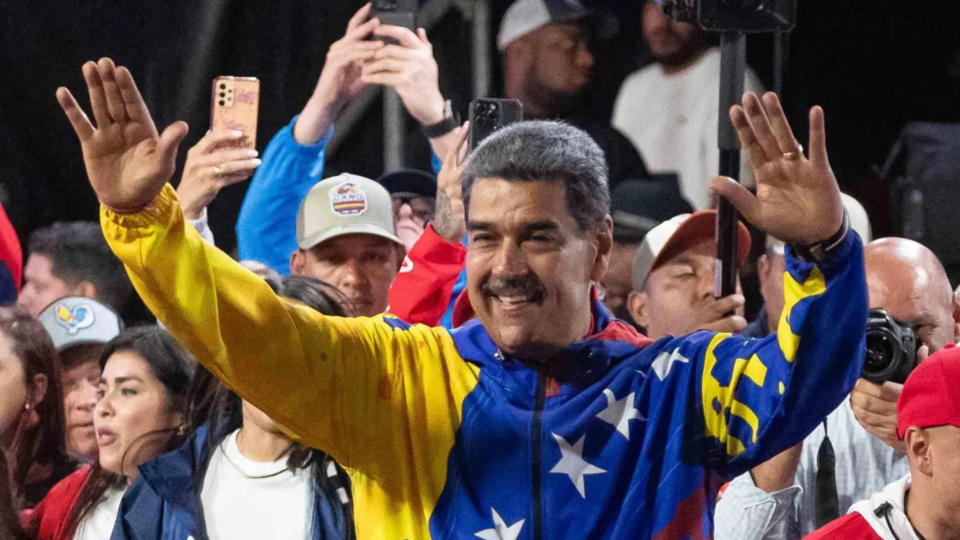 El presidente de Venezuela, Nicolás Maduro, celebra tras conocer los resultados de las elecciones presidenciales este lunes, en Caracas (Venezuela). El presidente de Venezuela, Nicolás Maduro, celebra tras conocer los resultados de las elecciones presidenciales este lunes, en Caracas (Venezuela).
