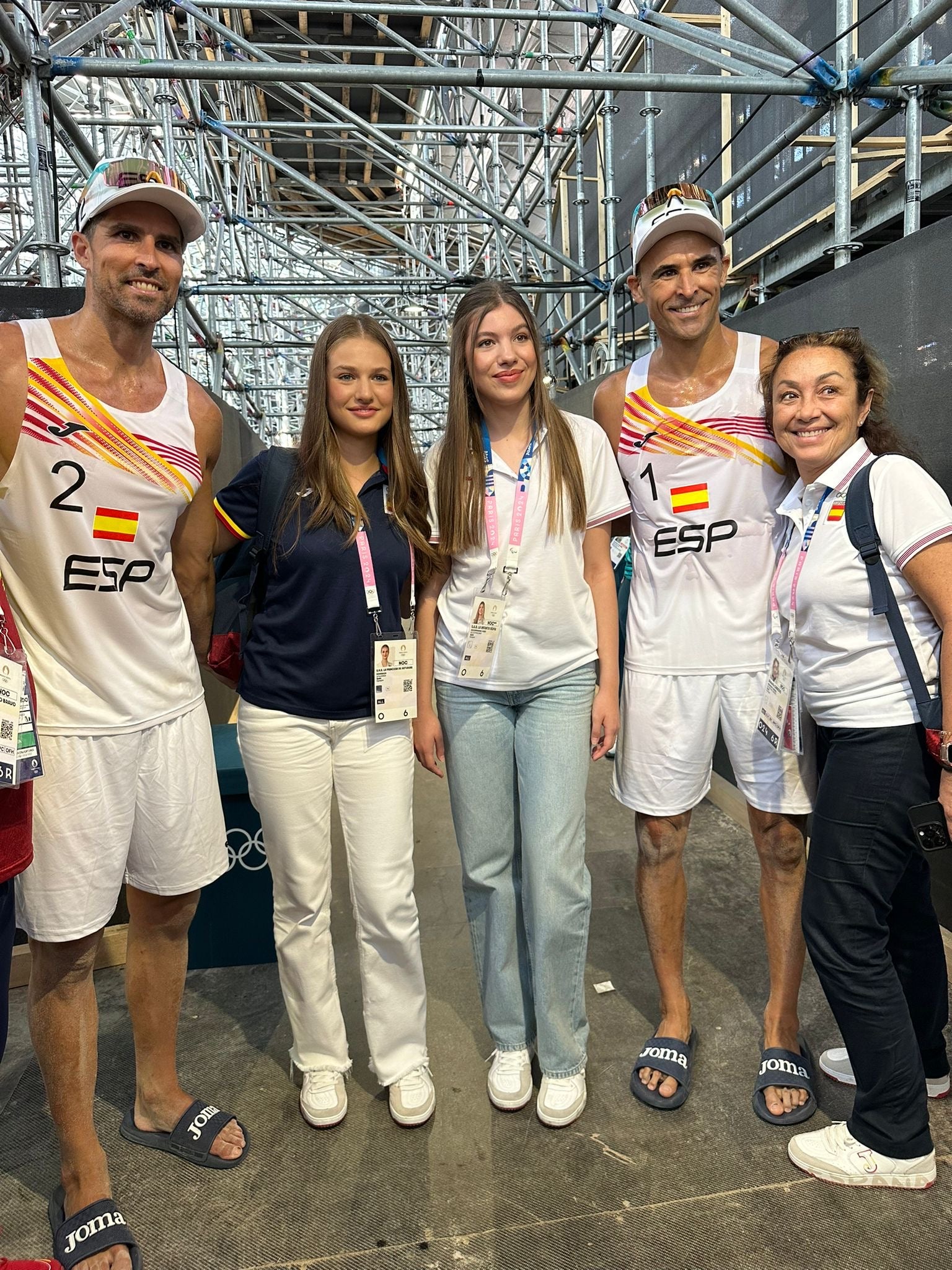 Leonor y Sofía, con los atletas españoles en París Leonor y Sofía, con los atletas españoles en París