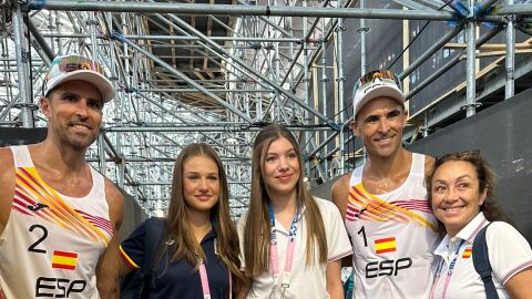 La princesa de Asturias y la infanta Sofía con algunos de nuestros representantes olímpicos en volley