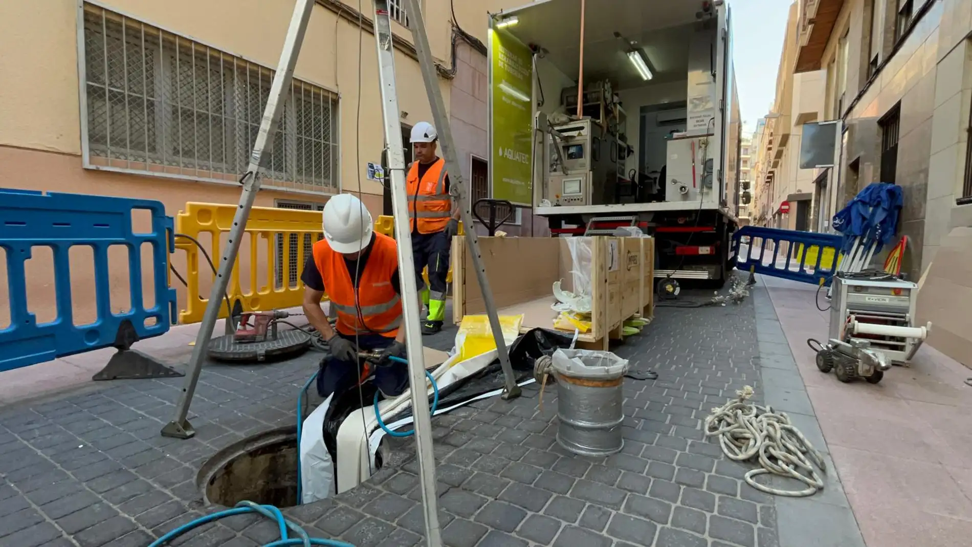 Aigües d´Elx repara 155 metros de alcantarillado en la Calle Teniente Ruiz Bru sin abrir zanjas Aigües d´Elx repara 155 metros de alcantarillado en la Calle Teniente Ruiz Bru sin abrir zanjas