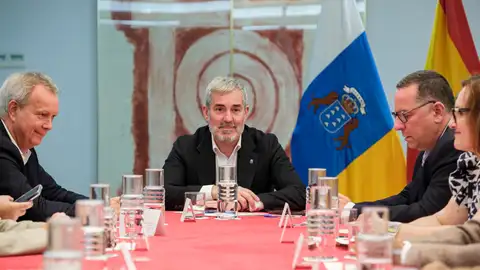 Reunión del pacto canario por la inmigración cuyos miembros son los portavoces de los grupos en el Parlamento de Canarias Reunión del pacto canario por la inmigración cuyos miembros son los portavoces de los grupos en el Parlamento de Canarias