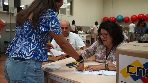 Votaciones en la jornada electoral venezolana en el Centro Cultural Fernández de los Ríos de Madrid El Gobierno y el PP coinciden en pedir un conteo mesa por mesa en Venezuela