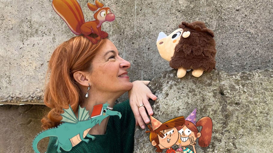 Bego&ntilde;a Oro junto a algunos de sus personajes literarios