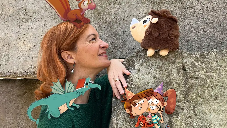 La escritora Begoña Oro, ganadora del Premio Cervantes Chico de Literatura Infantil y Juvenil 2024 Begoña Oro junto a algunos de sus personajes literarios