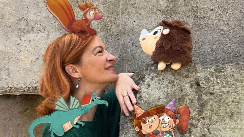 Bego&ntilde;a Oro junto a algunos de sus personajes literarios