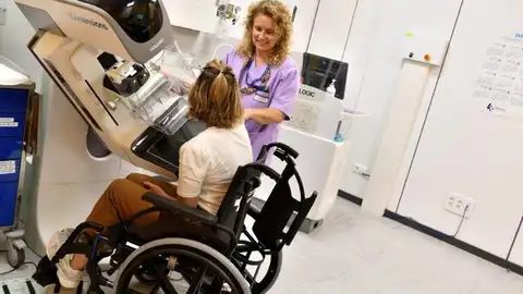 Mujer haciéndose una mamografía Mujer haciéndose una mamografía