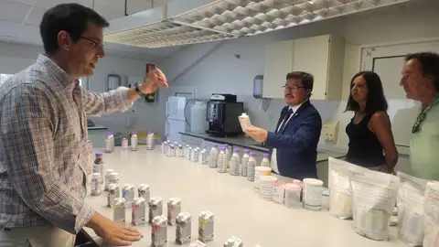 El consejero Santamaría ofrece al Grupo Vegenat el apoyo de la Junta para que siga "creciendo, generando empleo y riqueza" El consejero Santamaría ofrece al Grupo Vegenat el apoyo de la Junta para que siga "creciendo, generando empleo y riqueza"