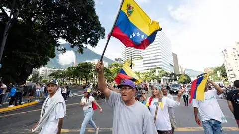 Personas participan en una protesta por los resultados de las elecciones presidenciales este lunes, en Caracas (Venezuela). Personas participan en una protesta por los resultados de las elecciones presidenciales este lunes, en Caracas (Venezuela).