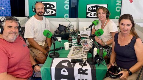 El director deportivo de la Federaci&oacute;n Balear de Vela, Jordi Castro, y la presidenta de la Federaci&oacute;n Balear de Vela, Cati Darder, en primer plano, junto al equipo de Onda Cero desplazado al Club N&aacute;utico de Palma, formado por Toni Servera y Elka Dimitrova