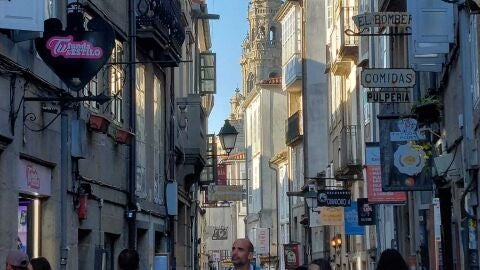 La alcaldesa de Santiago confía en un &quot;resultado positivo&quot; en la reunión con la Xunta para abordar la tasa turística 