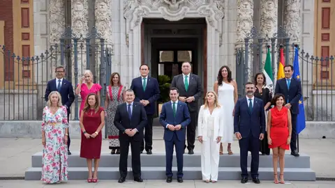Foto de familia del nuevo Gobierno andaluz ante la fachada principal del Palacio de San Telmo Foto de familia del nuevo Gobierno andaluz ante la fachada principal del Palacio de San Telmo