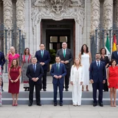 Foto de familia del nuevo Gobierno andaluz ante la fachada principal del Palacio de San Telmo Foto de familia del nuevo Gobierno andaluz ante la fachada principal del Palacio de San Telmo