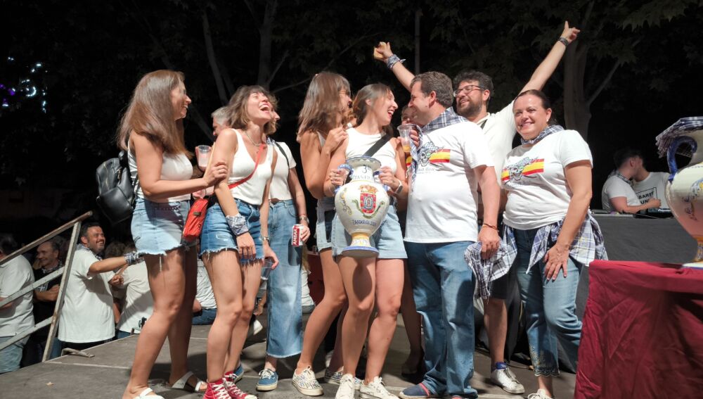 Grupo ganador del tercer premio del Concurso de Limoná