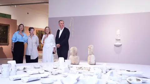 Exposición ‘A era dás fábulas. A arte e o poder rexenerador da fantasía’, no Edificio Castelao do Museo de Pontevedra Vicepresidente provincial, Rafa Domínguez, e Susana González, unha das comisarias da mostra que pode visitarse ata o 29 de setembro.