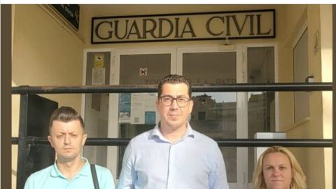 El alcalde de Polop y sus compañeros de gobierno en la puerta del cuartel de la Guardia Civil