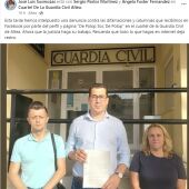 El alcalde de Polop y sus compañeros de gobierno en la puerta del cuartel de la Guardia Civil